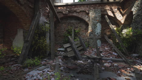 el interior en ruinas de un antiguo edificio