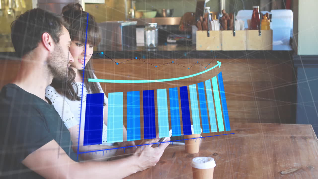 animación del procesamiento de datos financieros sobre personas caucásicas que usan teléfonos inteligentes