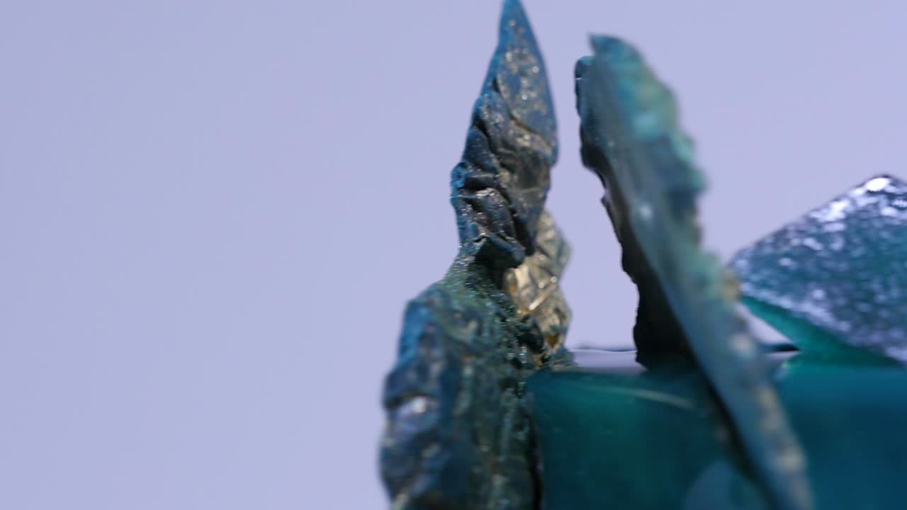 primer plano de la decoración del pastel de esmalte azulado