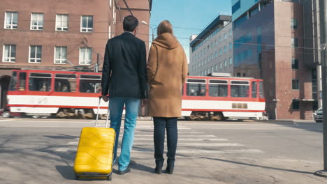 Dos-Personas-Esperando-El-Semáforo-En-Verde