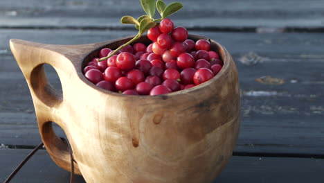 Gesunde-Preiselbeeren-Im-Traditionellen-Holzbecher