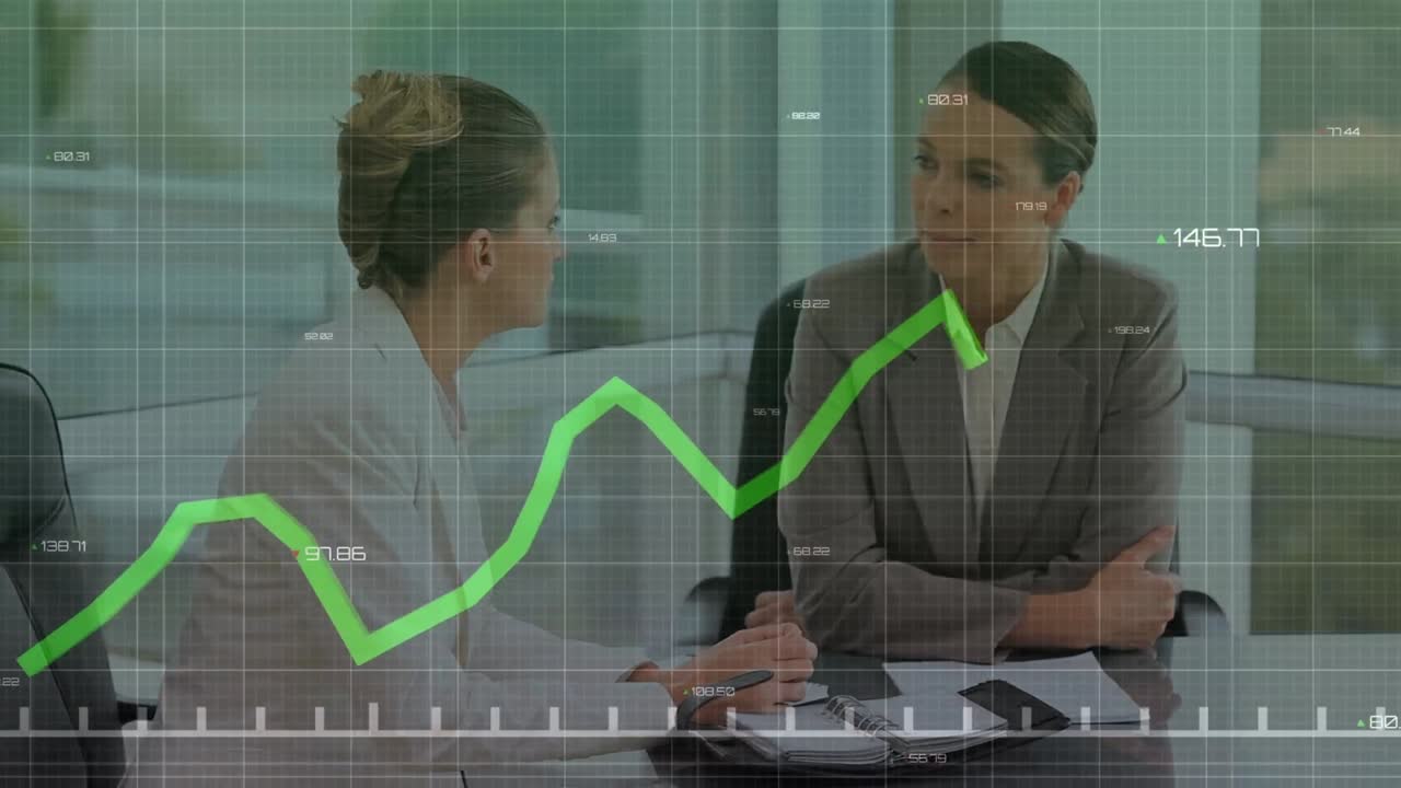 animación del procesamiento de datos estadísticos sobre dos mujeres de negocios caucásicas discutiendo en la oficina