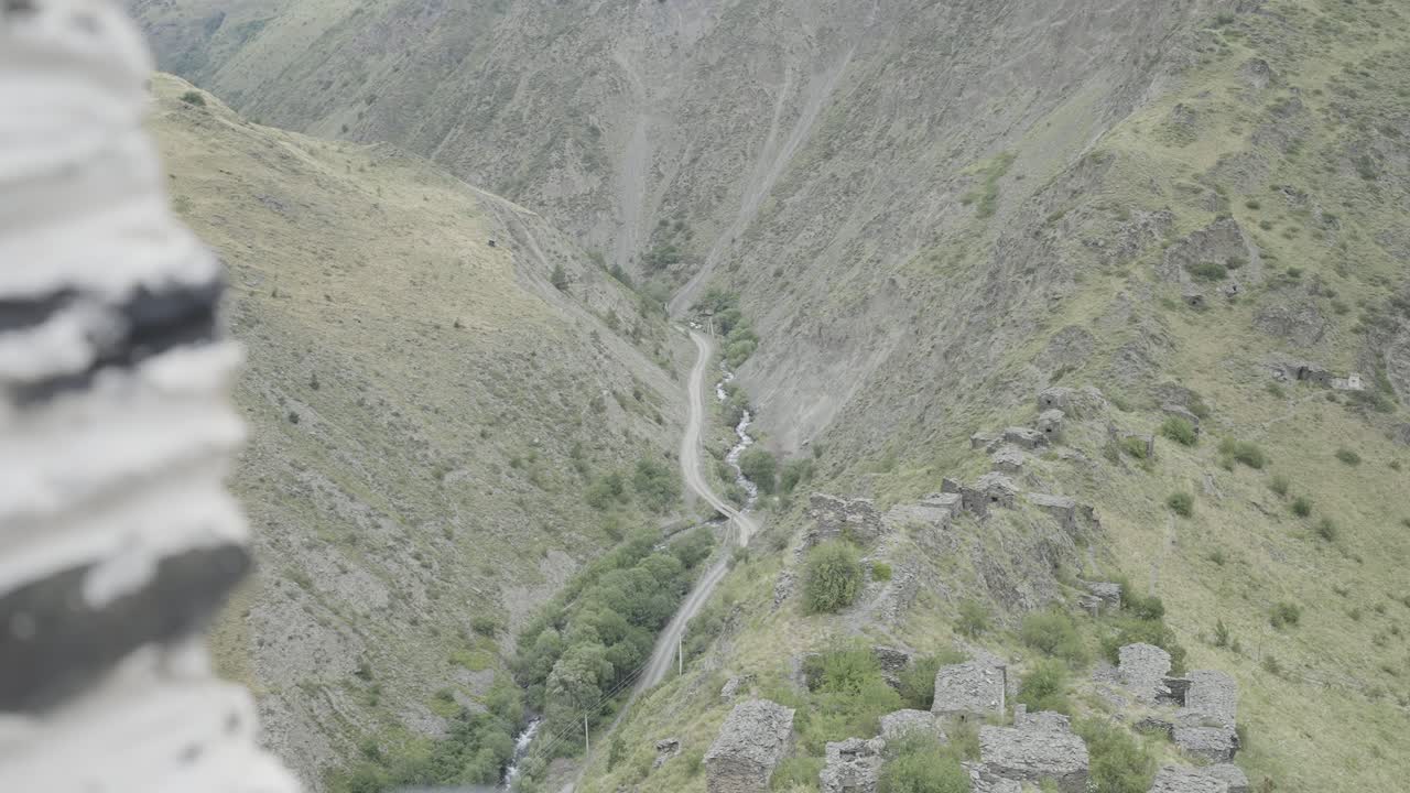 valle de montaña con ruinas históricas