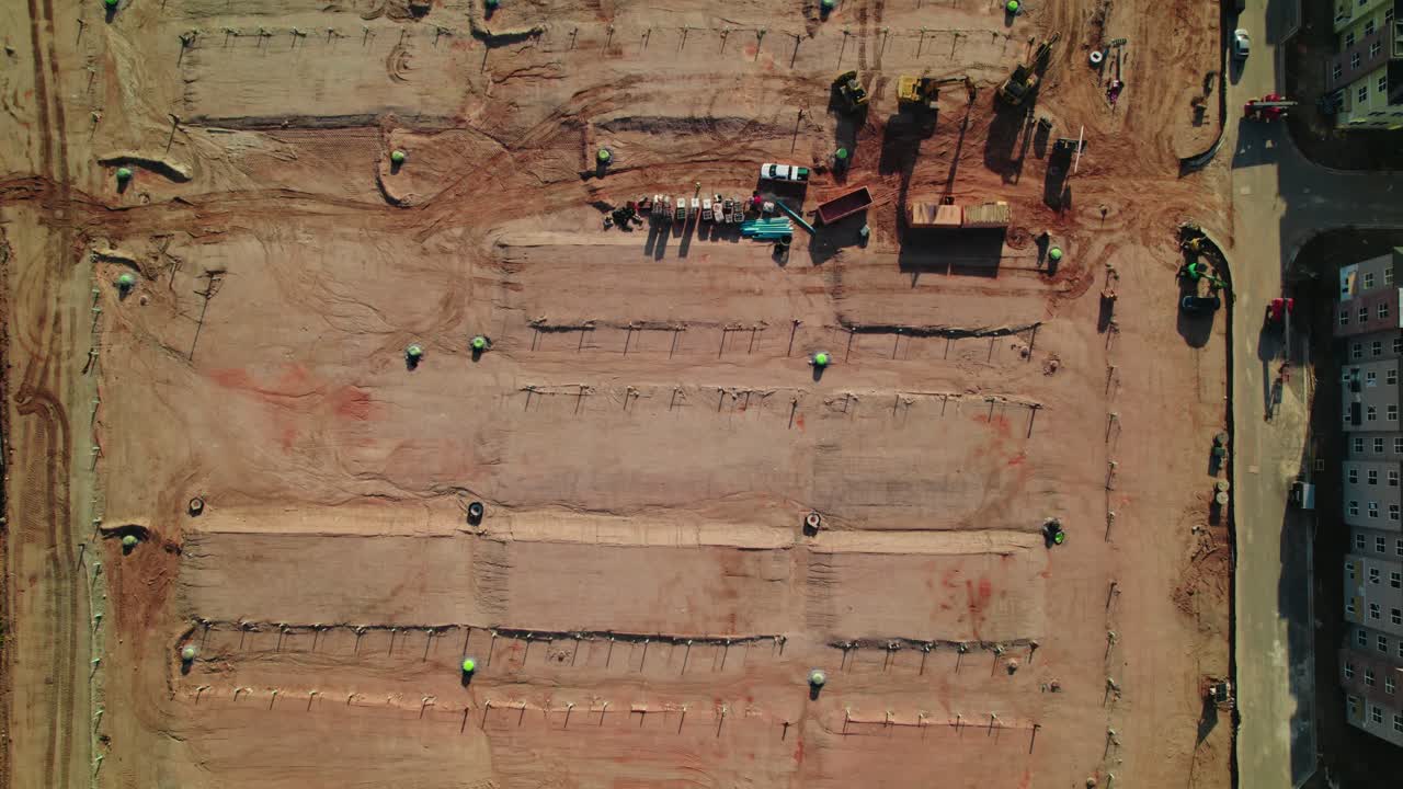 antena aérea de arriba hacia abajo de un enorme sitio de construcción para un complejo residencial en el sur de atlanta, georgia, ee.uu.