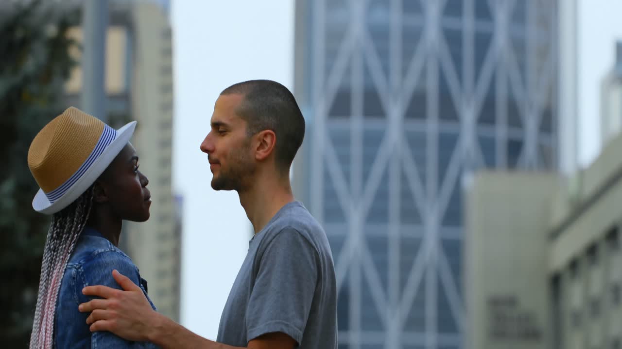 pareja besándose en la ciudad 4k