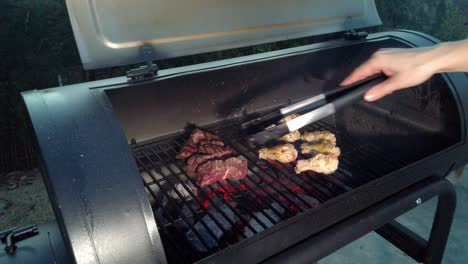 alitas de pollo en la barbacoa de verano