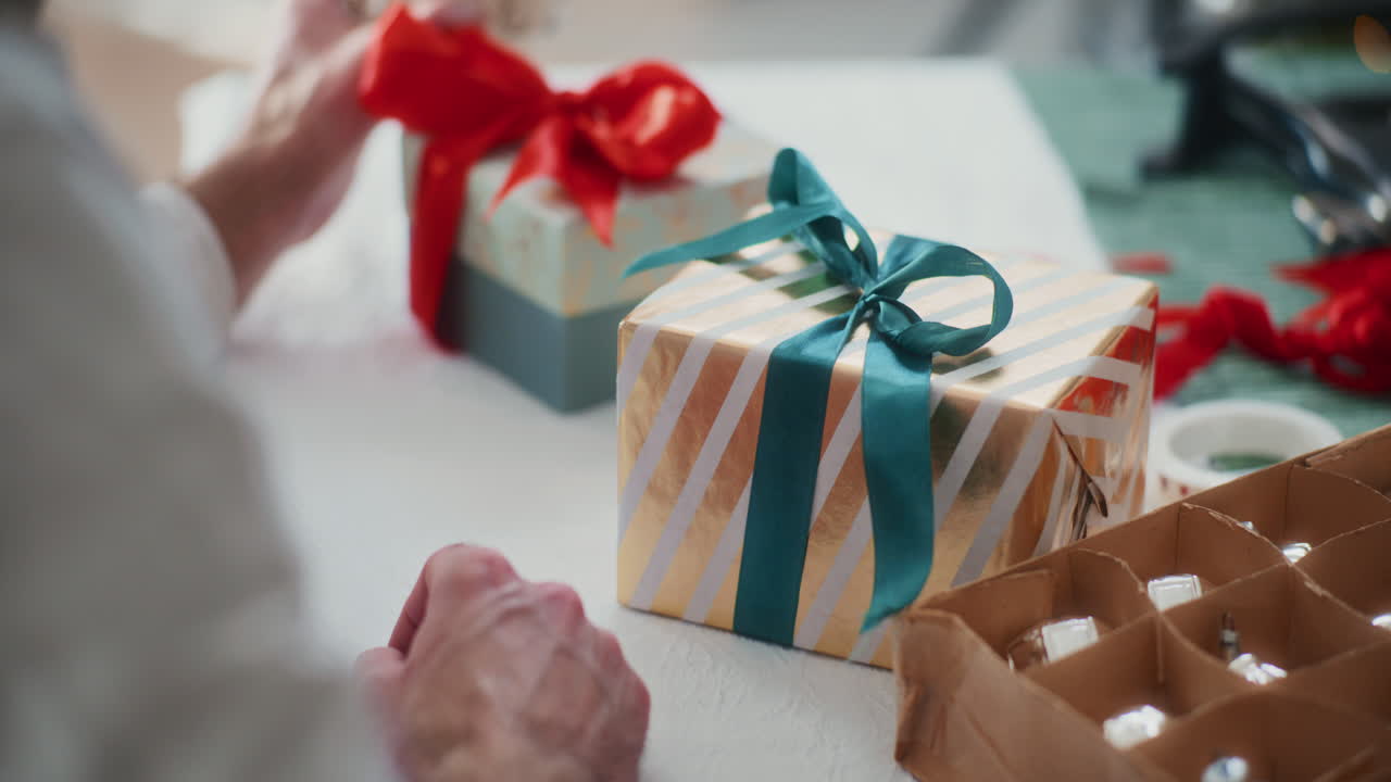 아버지 가 크리스마스 에 아들 과 함께 시간 을 보내는 것