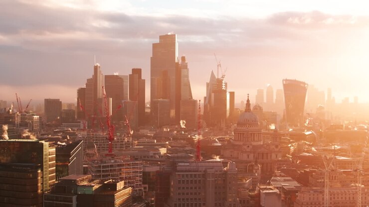 Ripresa aerea con slider all'ora d'oro della Cattedrale di San Paolo e dei grattacieli della città di Londra.