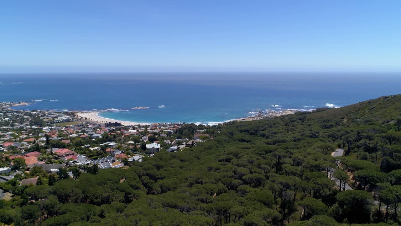 ⁇ 은 날 에 바다 와 도시 의 공중 전망 4k