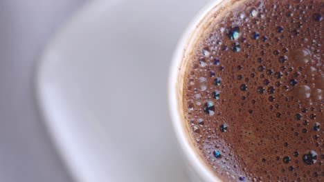café turco en una taza blanca
