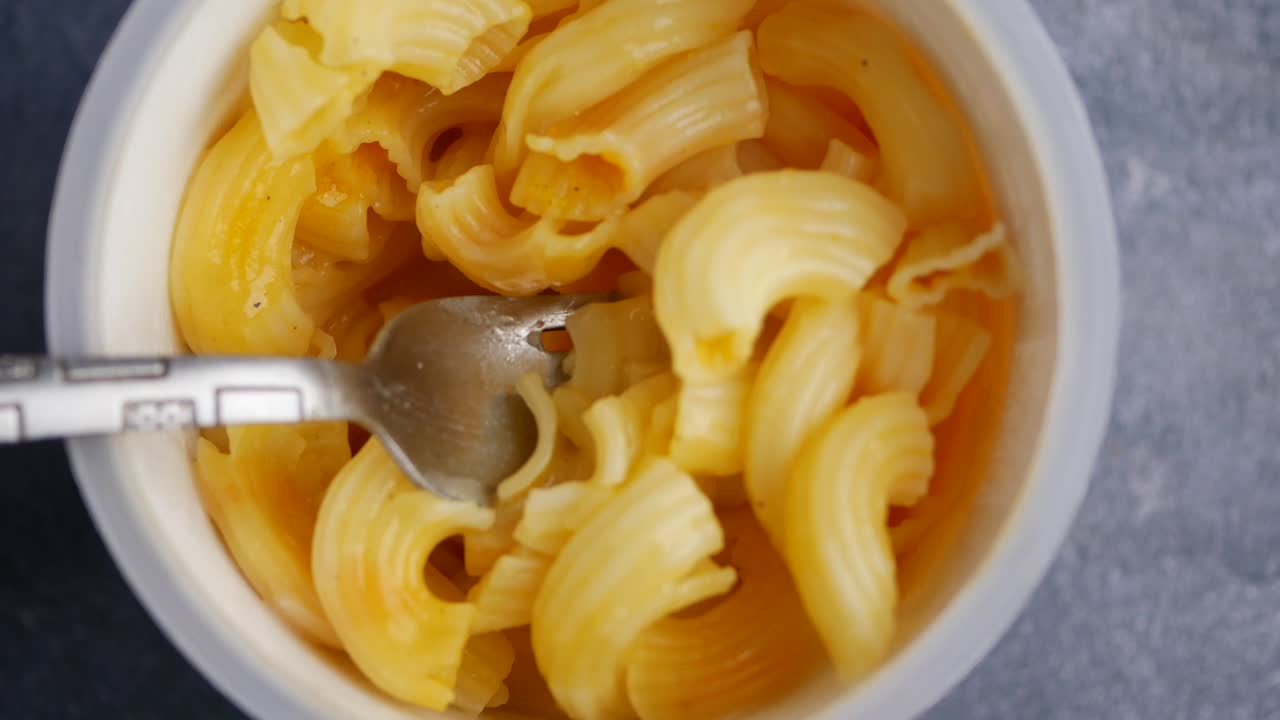 macarrones y queso en un tazón