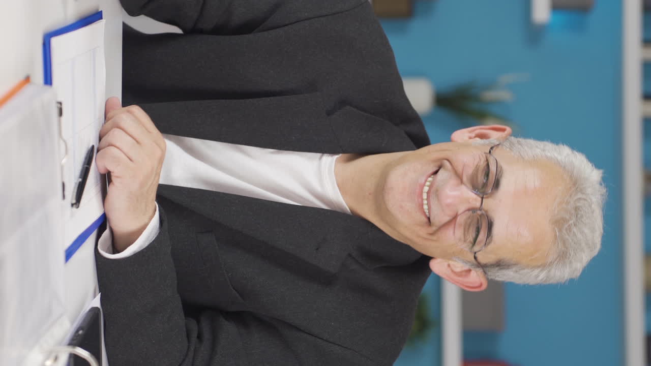 홈 오피스 근로자 남성 초상화의 수직 비디오