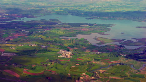 explore el encantador y colorido pueblo, vista aérea cubierta de granjas verdes, calles estrechas y un lado del valle que se serpentea junto al río.