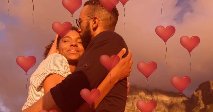 Casal se abraçando, balão de coração aparecendo, corações animados se multiplicando sobre o casal, marketing.
