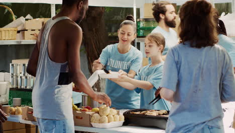 comidas gratuitas en el refugio para personas sin hogar para los necesitados