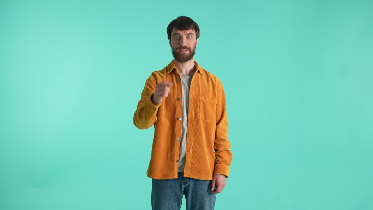 hombre sonriente invitando a los espectadores a hacer una compra