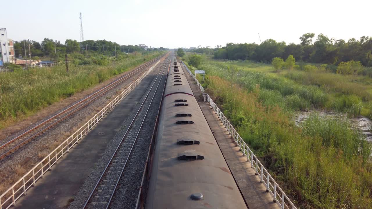 태국의 시골 들판 사이의 철로를 여행하는 오래된 기차