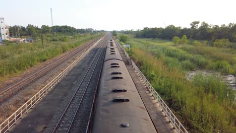 viejo tren que viaja por las vías del tren entre el campo en tailandia
