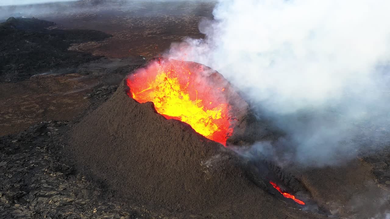 Riprese con drone di un'eruzione vulcanica in Islanda nel 2023 (eruzione di Litli-Hrútur)