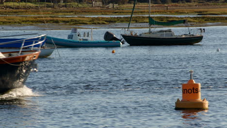 pequeño yate a motor navegando hacia el mar en el río lymington