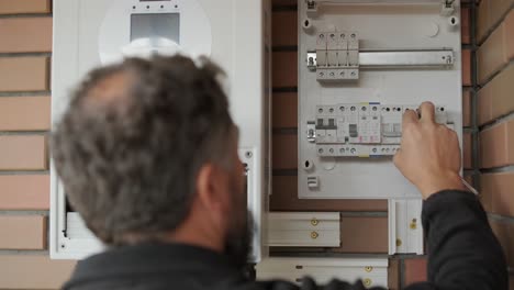 un electricista instalando un inversor en un hogar. la imagen muestra habilidad técnica, herramientas modernas y atención a la seguridad en el trabajo eléctrico