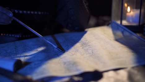 el comandante que trabajó en el mapa en la época antigua.