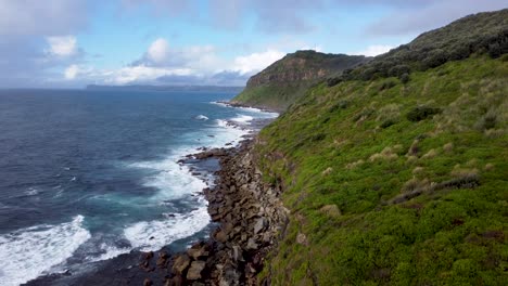acantilado arrecife naturaleza sobre las olas del océano drone pan en la costa central nsw australia 3840x2160 4k