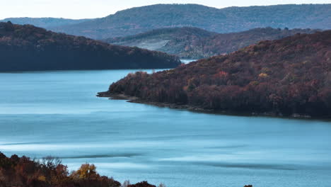 Paisaje-Idílico-Del-Lago-Y-Follaje-Otoñal-En-El-Parque-Estatal-Lake-Fort-Smith,-Arkansas,-Estados-Unidos---Disparo-De-Drones