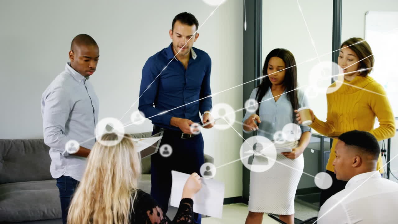 Animatie van netwerk van profielpictogrammen over diverse collega's die samen overleggen op kantoor.