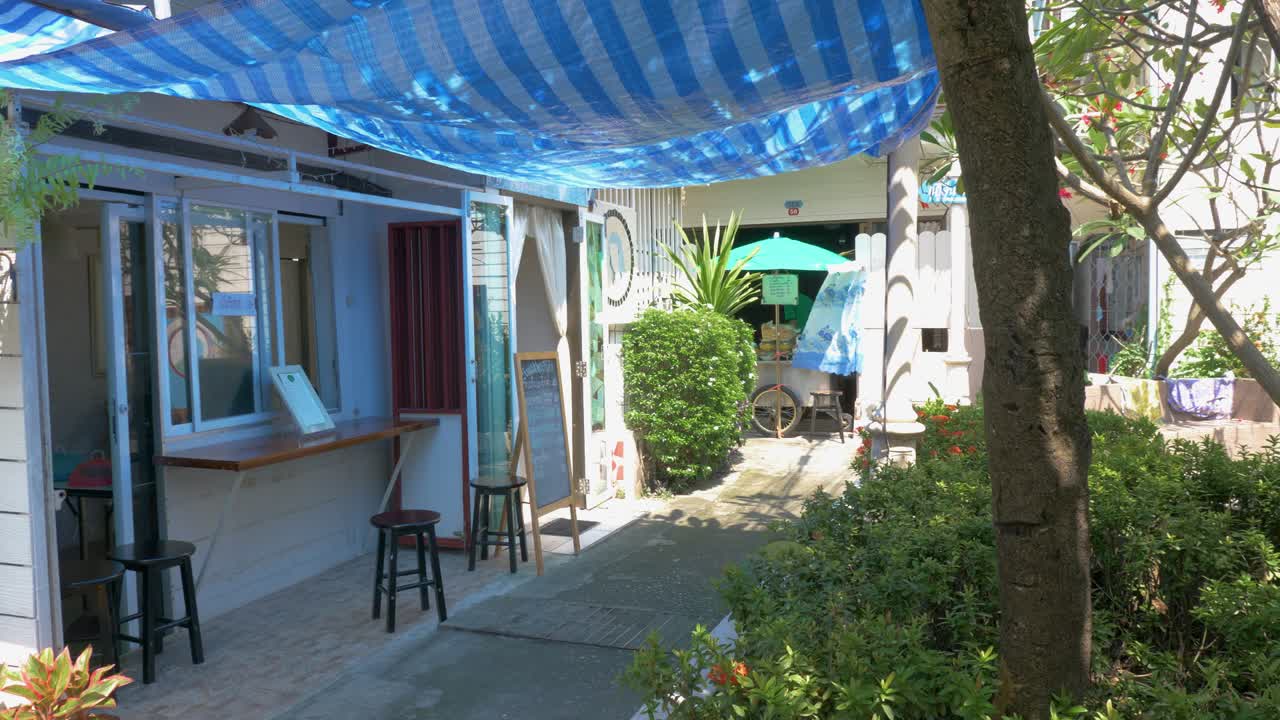 una acogedora casa de comida con plantas al aire libre en santa cruz, bangkok, tailandia - plano medio