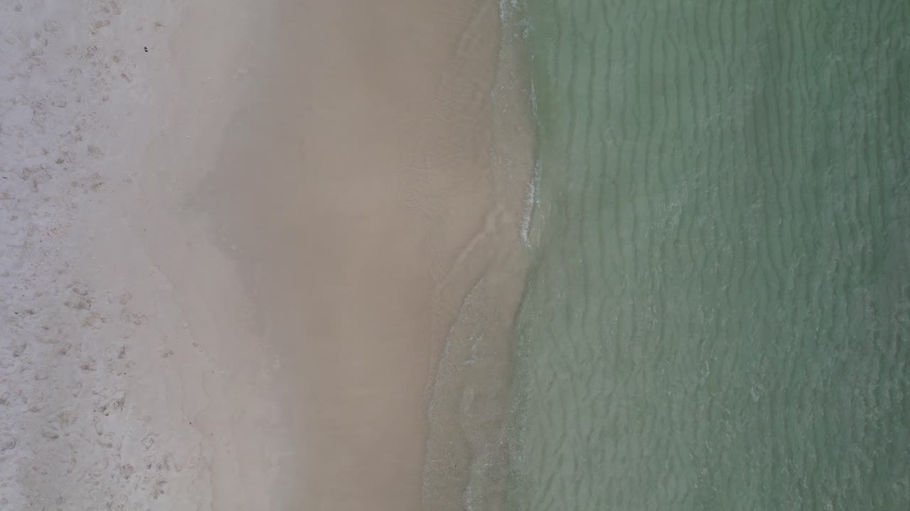 Onde cristalline su una spiaggia di sabbia bianca nel Golfo del Messico, vista aerea