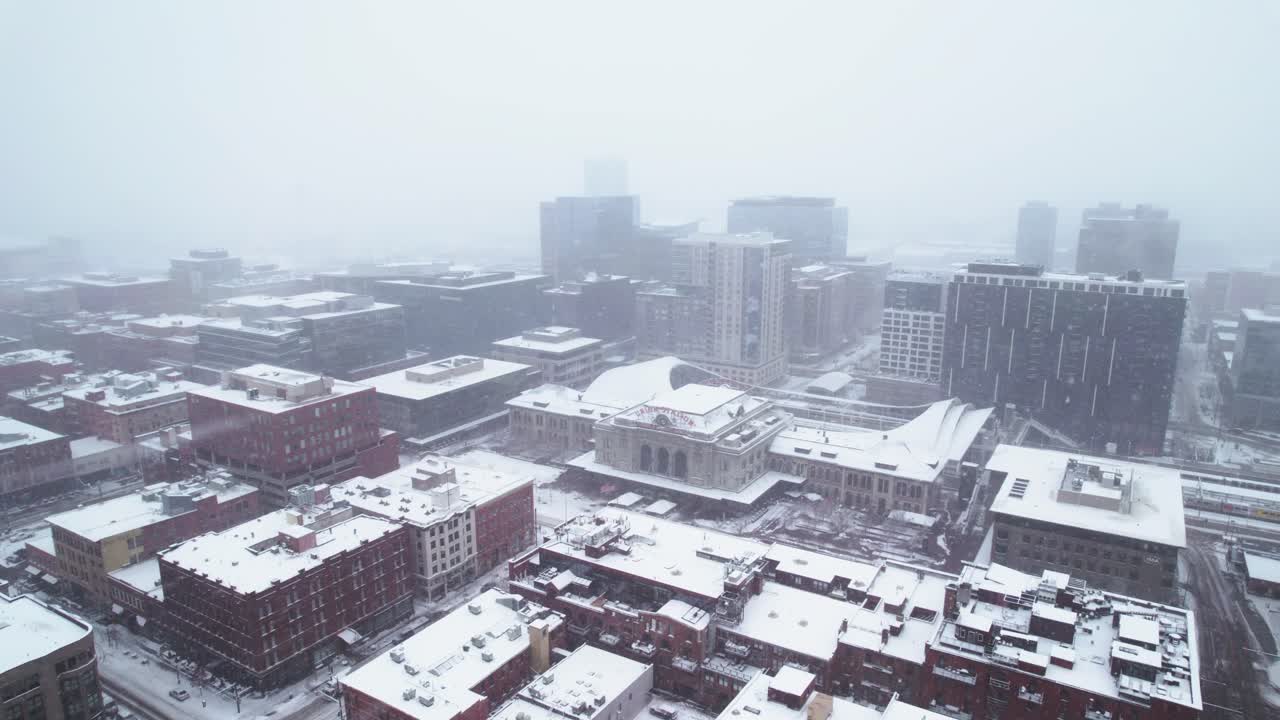 강렬한 눈보라 동안 유니언 스테이션 환승 센터