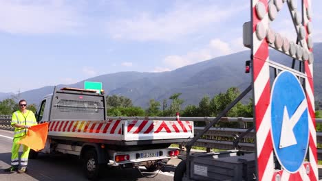 trabajador que coloca señales de mantenimiento de carreteras