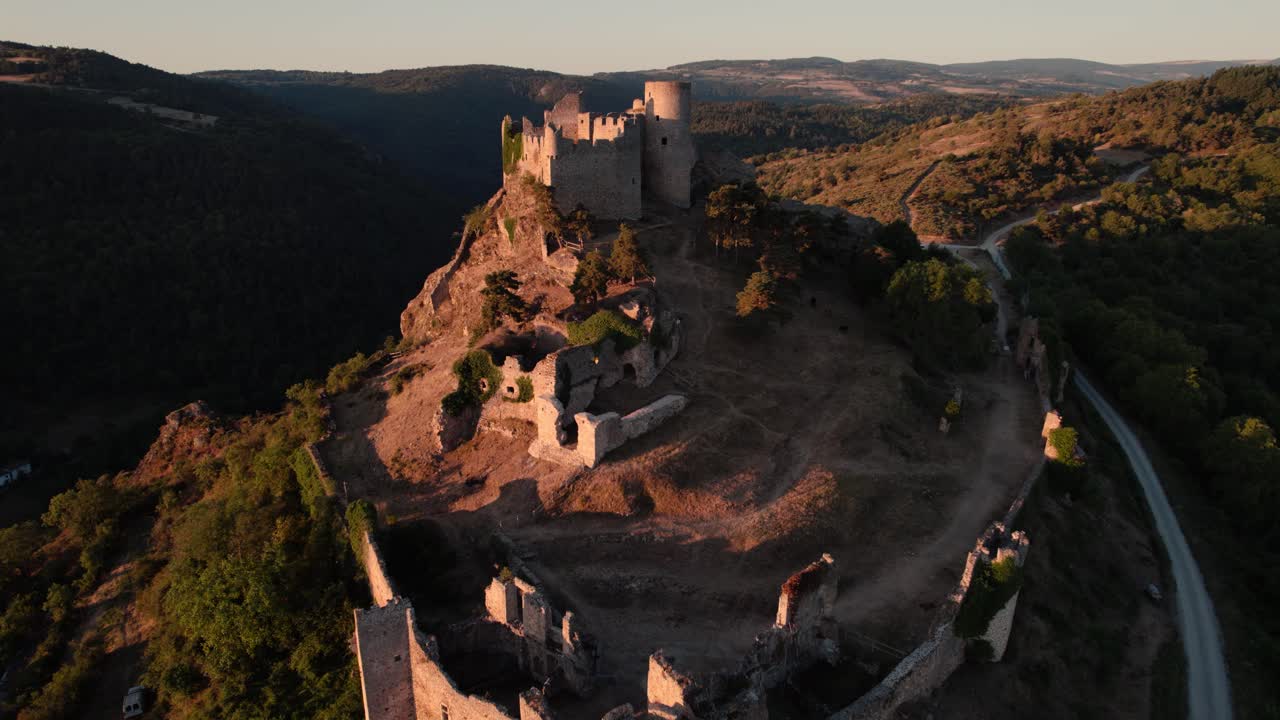 vista aérea inclinada hacia abajo sobre el castillo de couzan al amanecer, fortaleza francesa en el departamento del loira, campo francés