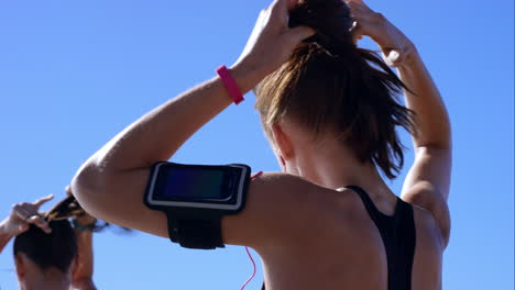 mulheres amarrando o cabelo antes de correr