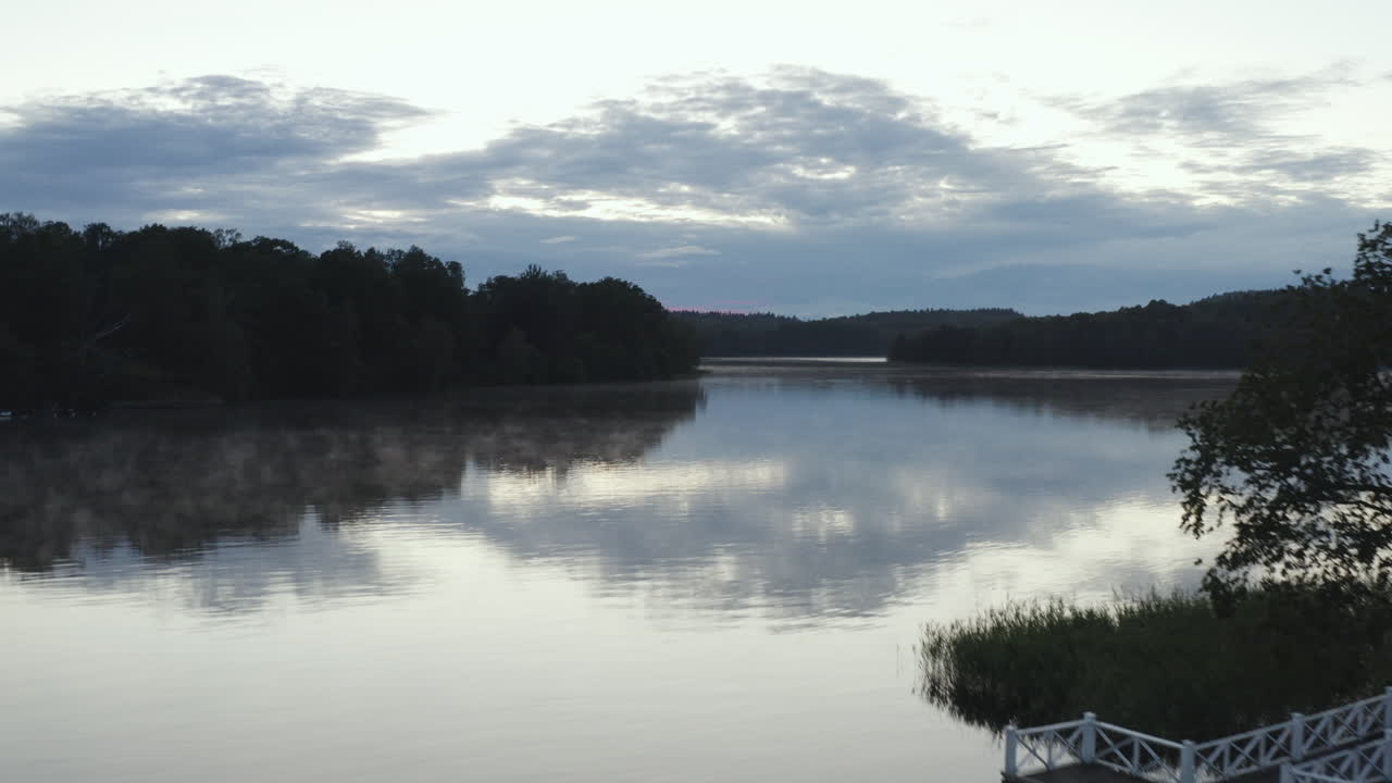4k가 큰 호수 옆의 돌다리 위를 비행했습니다.
