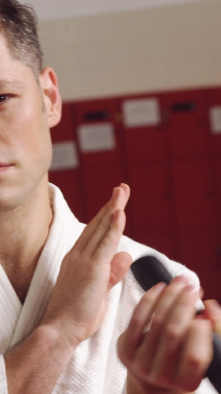 카라테를 연습하는 남자