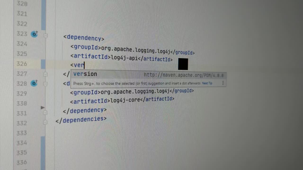 programador corrigiendo el error log4j de explotación de día cero con la última versión