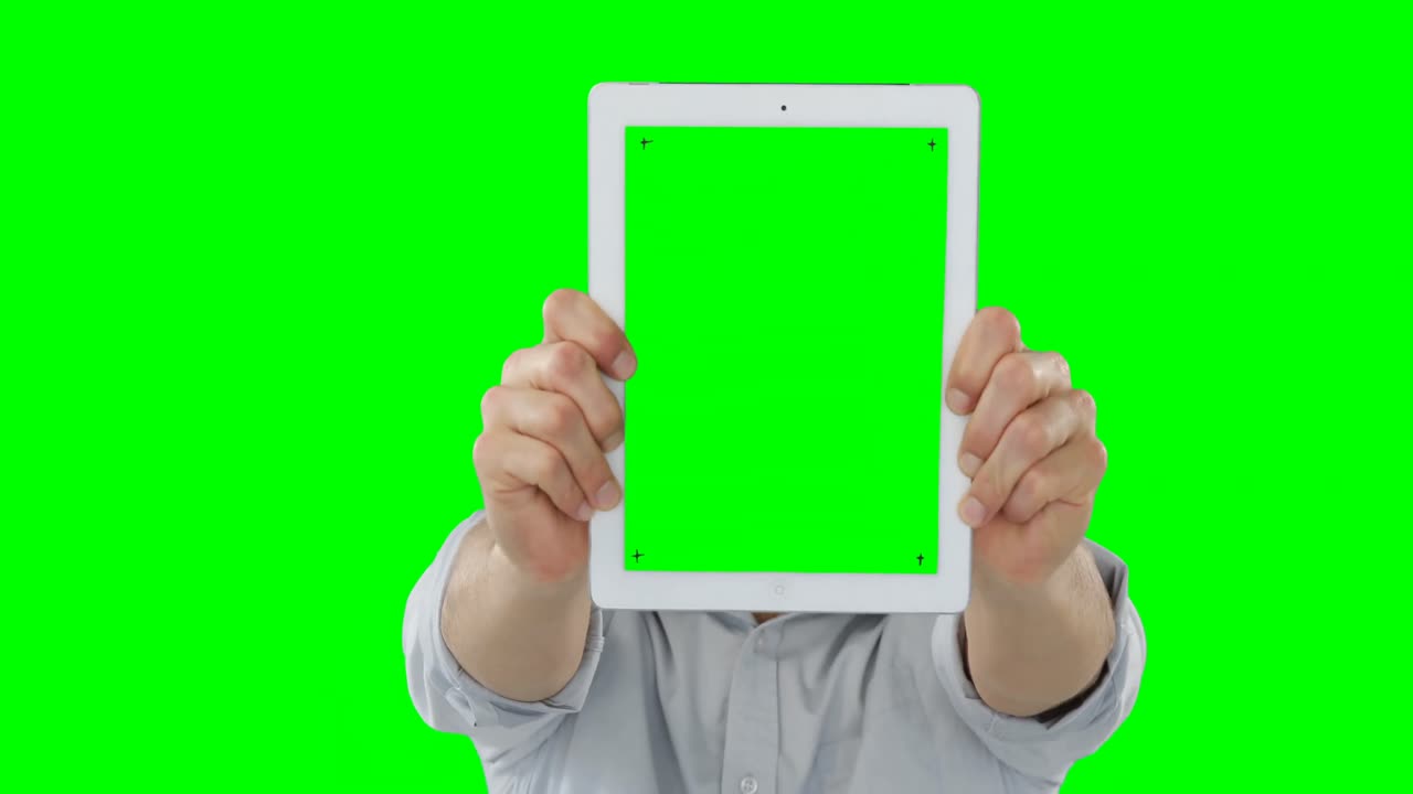 retrato de un hombre sonriente que muestra una tableta digital