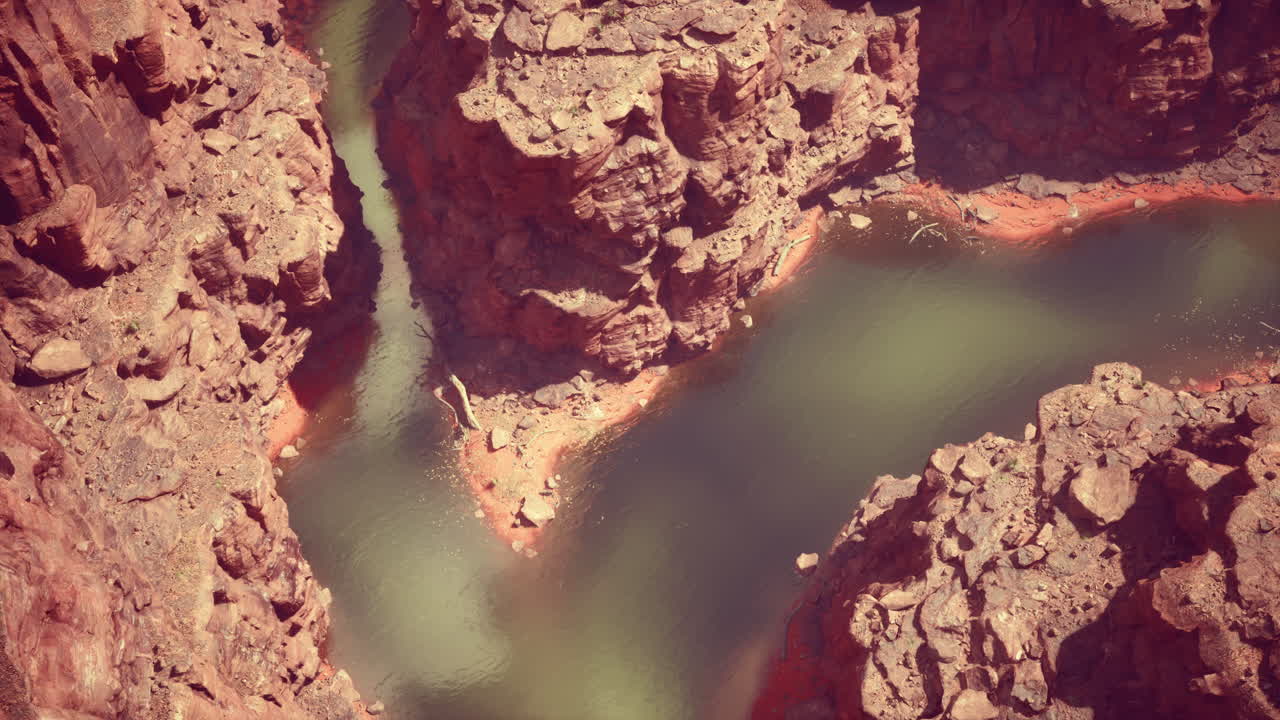 vista aérea de un río cañón