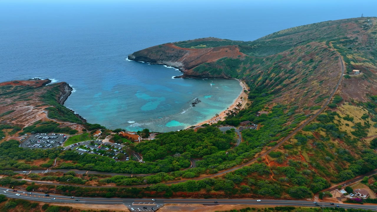 Allontanamento dalla baia di Hanauma circondata dalle acque cristalline dell'Oceano Pacifico. Straordinari punti di riferimento di Oahu, Hawaii, USA. Veduta aerea