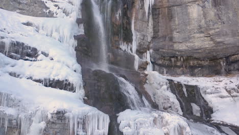 Cascada-En-Invierno-Con-Carámbanos-A-Los-Lados---Primer-Plano-Deslizándose-Hacia-Arriba