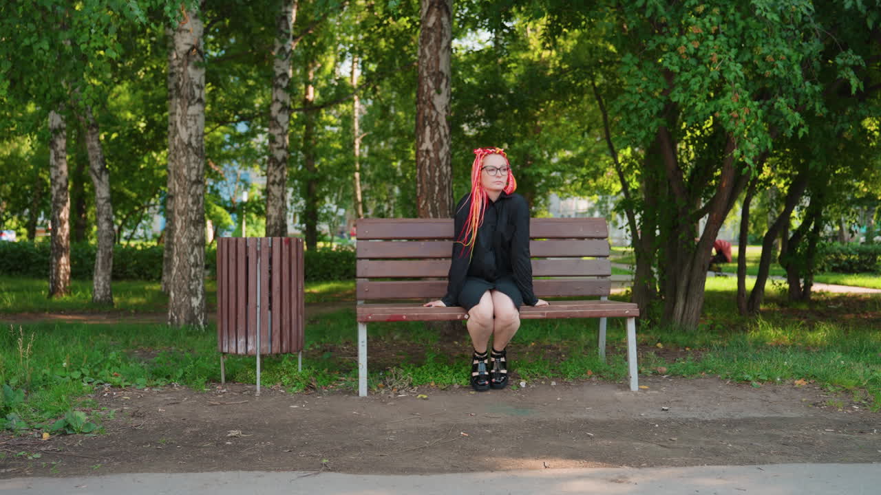 야외에서 휴식을 취하는 여성, 자연 속에서 여유를 즐기는 여성, 평온한 정원 풍경 속에서 평화롭게 앉아 있는 여성, 조용한 야외 환경에서 편안하게 휴식을 취하는 백인 여성