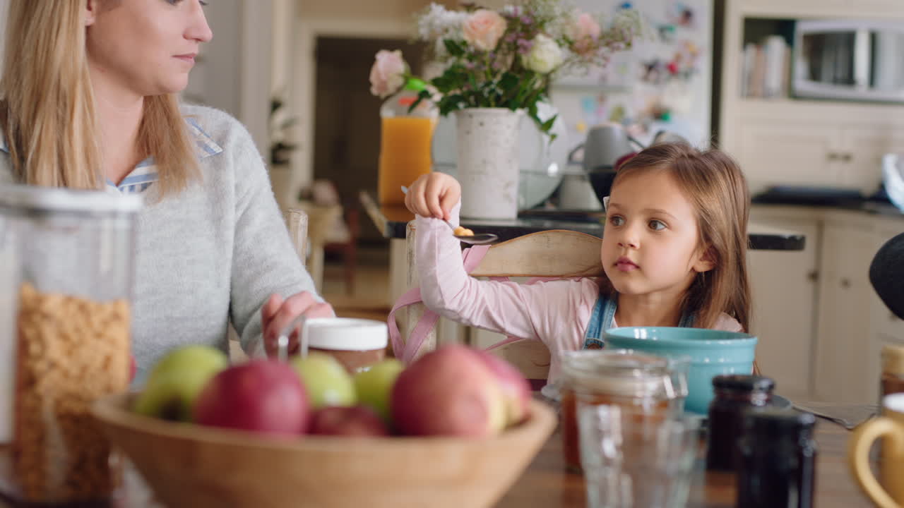 familia feliz desayunando juntos padres preparando cereales para los niños en la cocina en casa