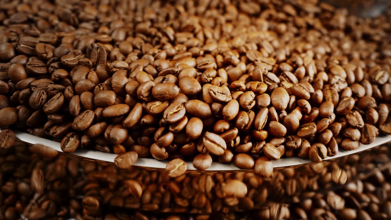 Chicchi di caffè in una tostatrice