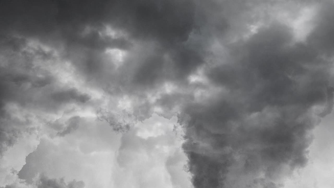 폭풍우 치는 황혼에 4k 하늘 번개