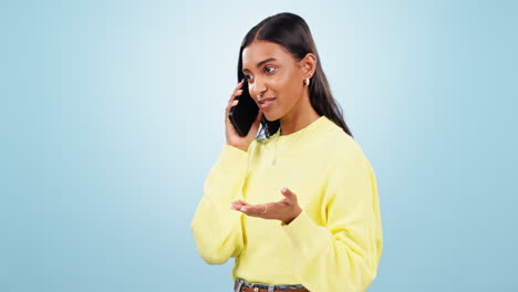 llamada telefónica, hablando o feliz mujer india