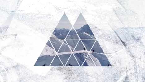 montaña cubierta de nieve a través de un primer plano de forma triangular