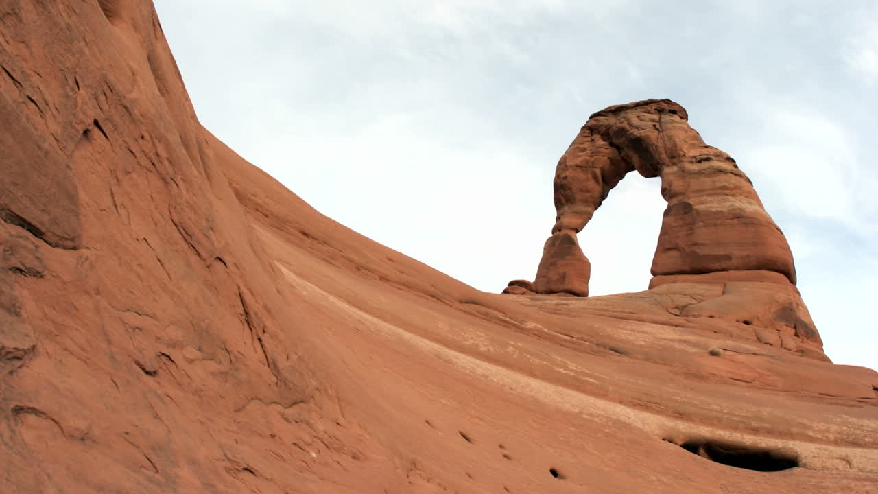 유타의 아치 국립공원에 있는 섬세한 아치는 붉은 바위 능선의 꼭대기를 덮고 있습니다.