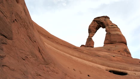 Zarter-Bogen-Im-Utah&#39;s-Arches-National-Park-Krönt-Den-Kamm-Eines-Roten-Felsrückens